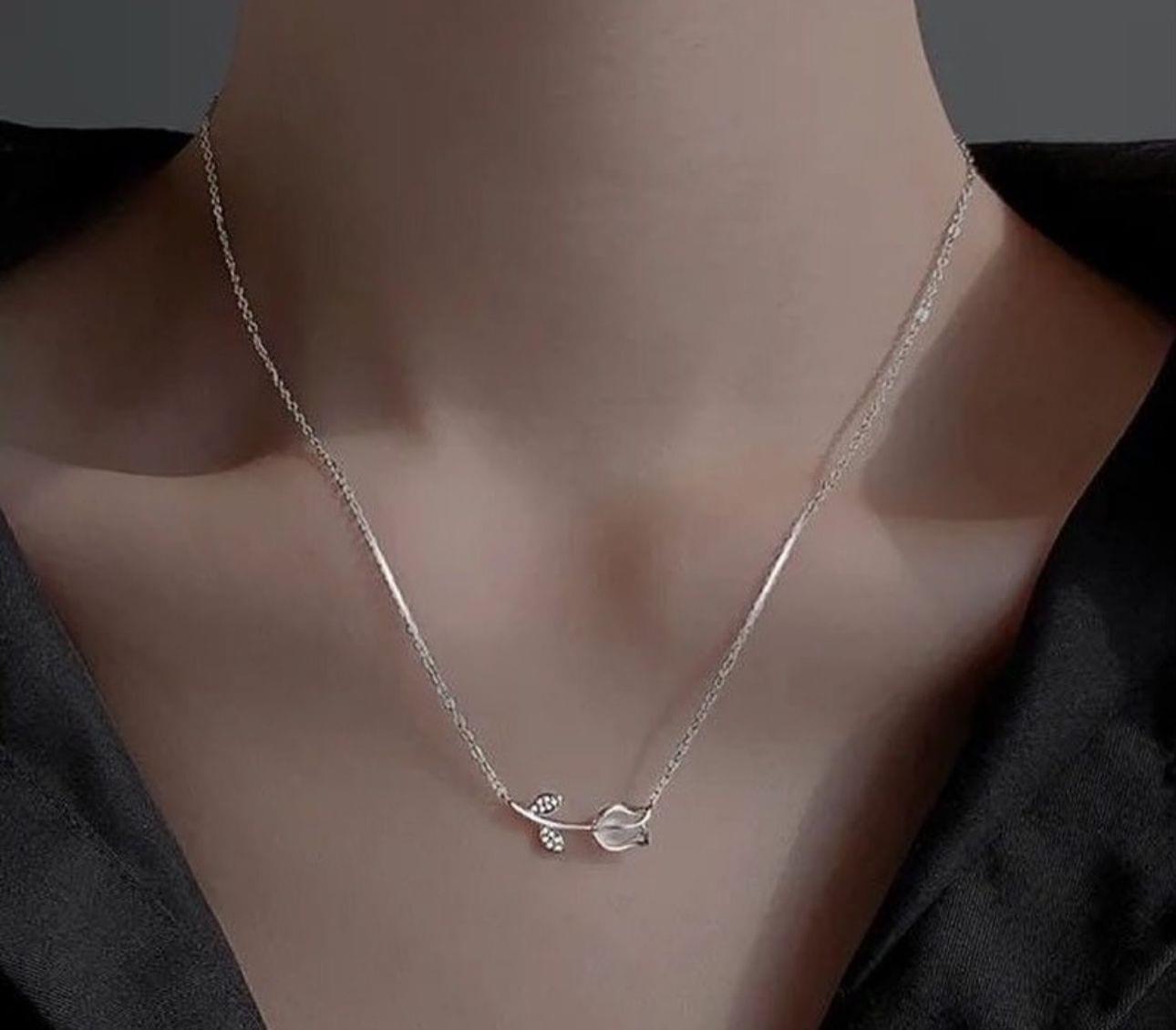 Minimal rose necklace